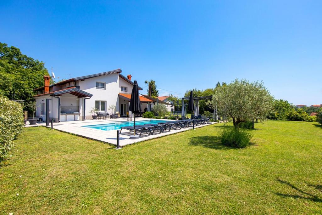 Bazén v ubytování Luxury Villa Sušanj nebo v jeho okolí