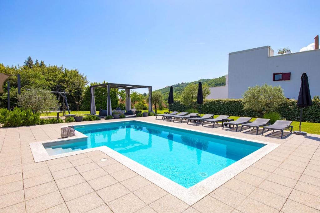 Bazén v ubytování Luxury Villa Sušanj nebo v jeho okolí
