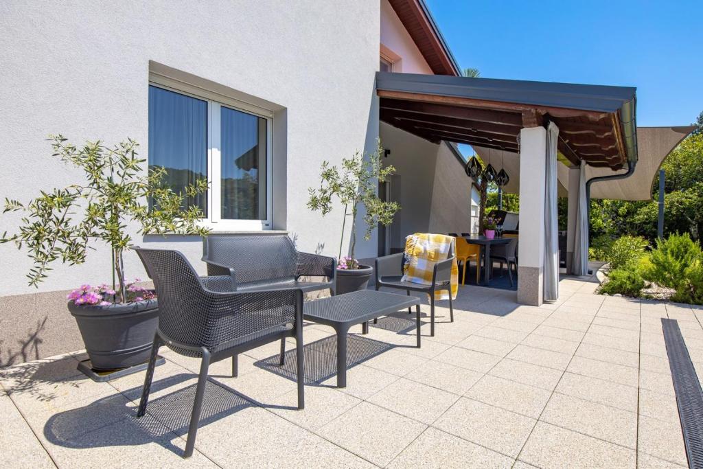 Patio nebo venkovní prostory v ubytování Luxury Villa Sušanj
