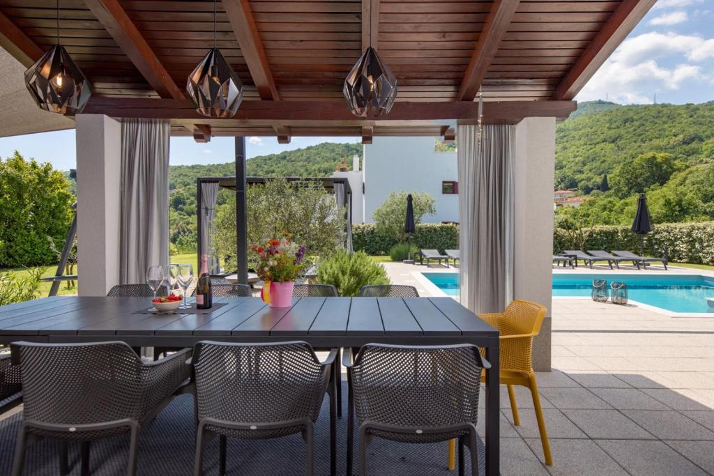 Bazén v ubytování Luxury Villa Sušanj nebo v jeho okolí