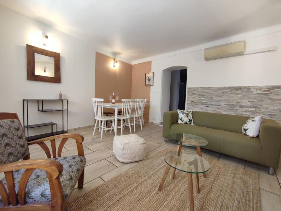 un salon avec un canapé et une table dans l'établissement Maison numéro 5, à Châteauneuf-du-Pape