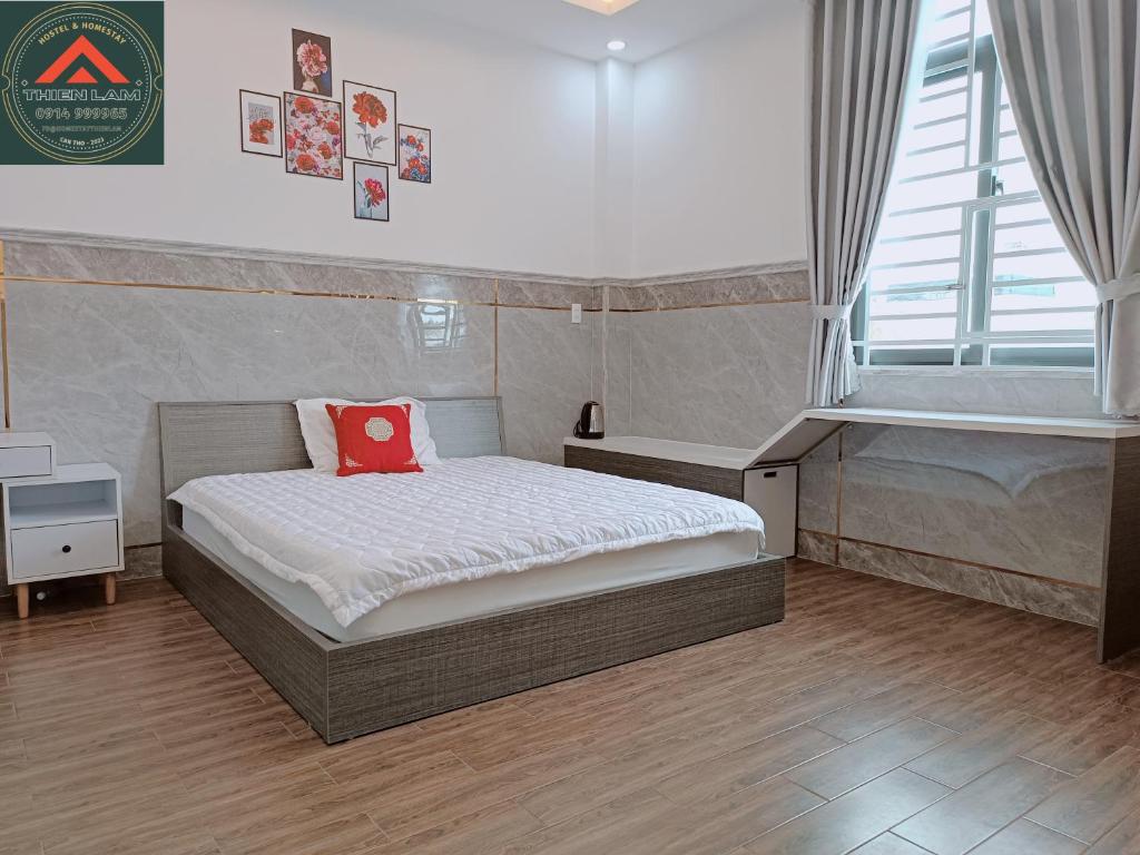 Un dormitorio con una cama con una almohada roja. en Thiên Lam Homestay en Can Tho