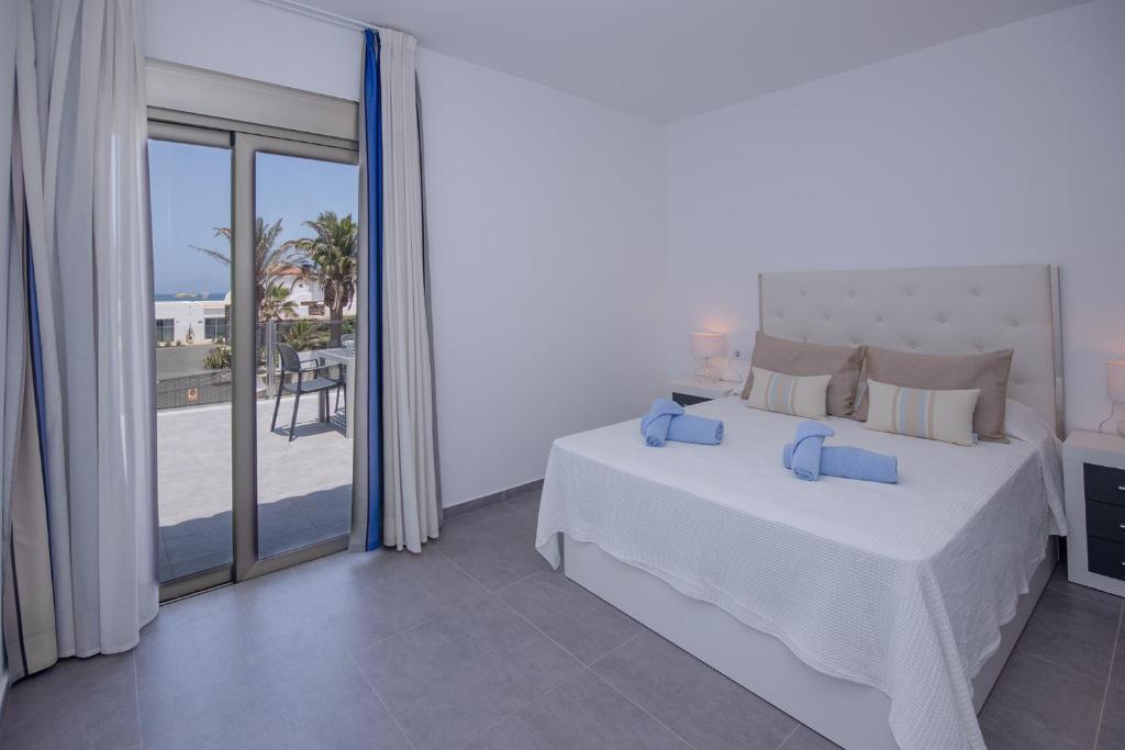 Postel nebo postele na pokoji v ubytování Apartment Holiday 2 Beachfront Corralejo By Holidays Home