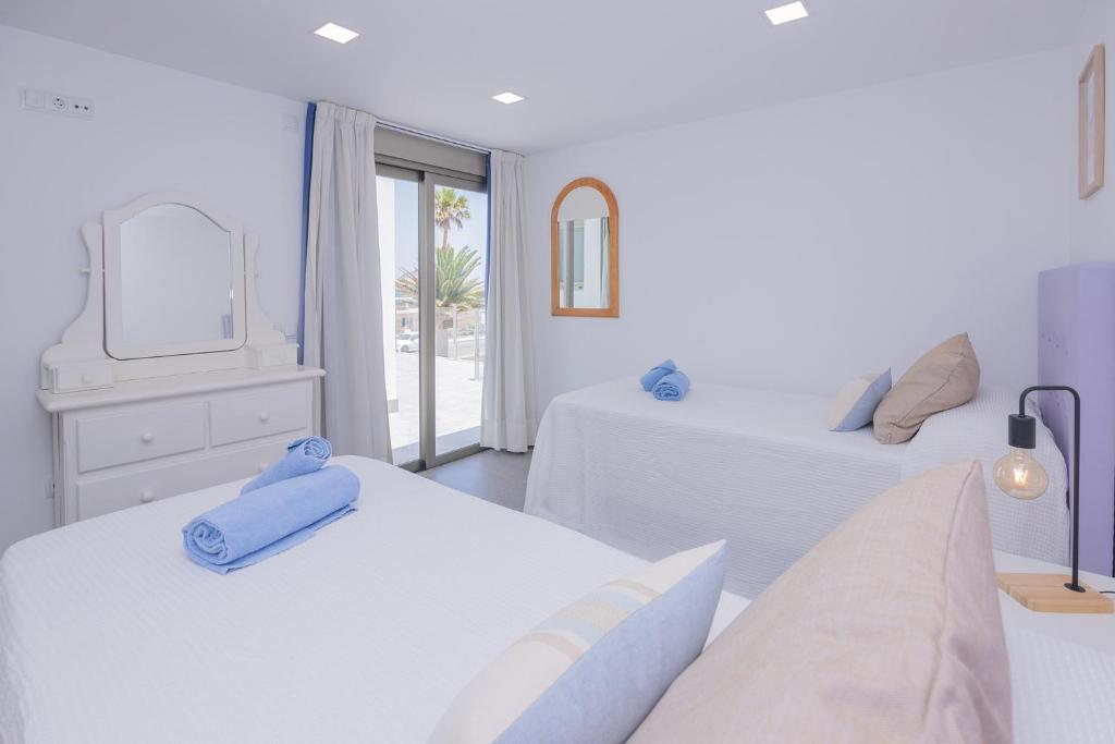 Postel nebo postele na pokoji v ubytování Apartment Holiday 2 Beachfront Corralejo By Holidays Home