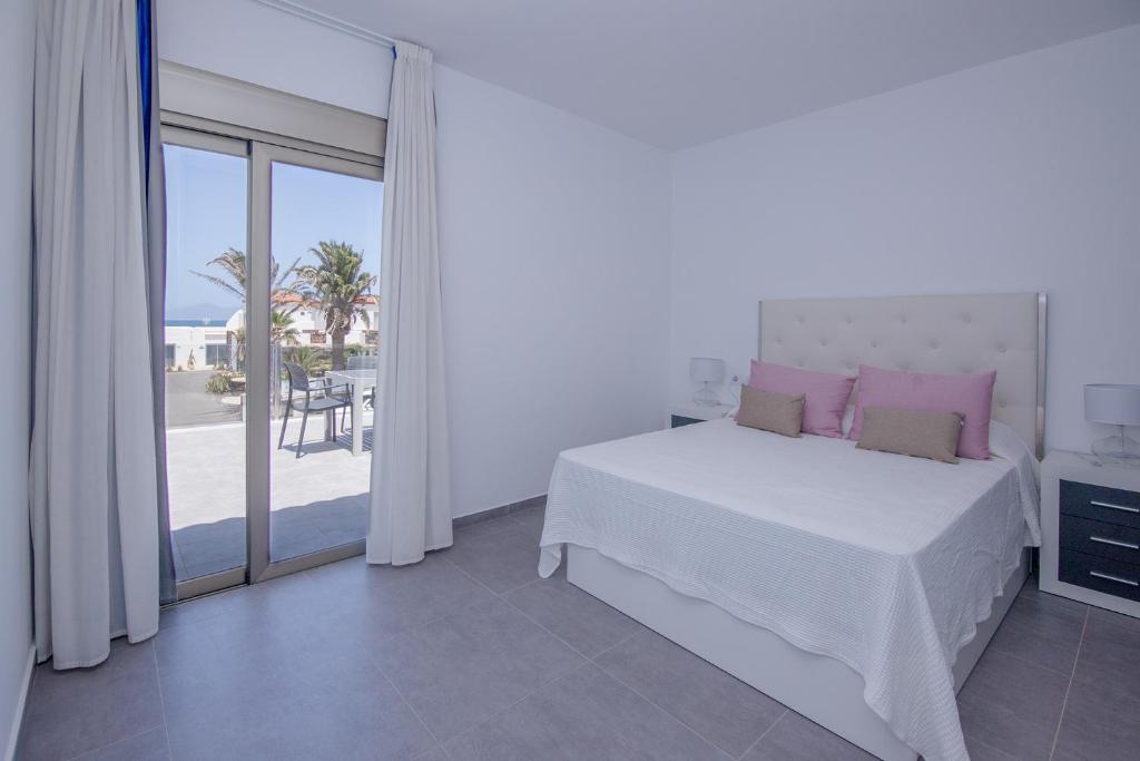 Postel nebo postele na pokoji v ubytování Apartment Holiday 2 Beachfront Corralejo By Holidays Home
