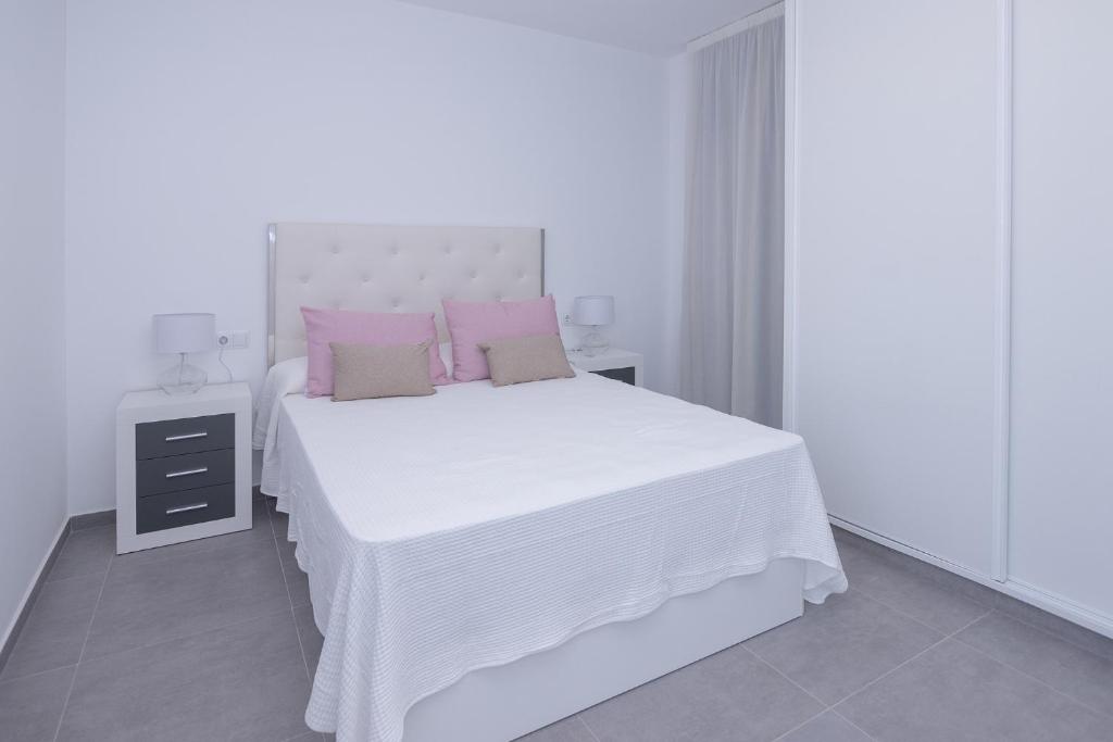 Postel nebo postele na pokoji v ubytování Apartment Holiday 2 Beachfront Corralejo By Holidays Home