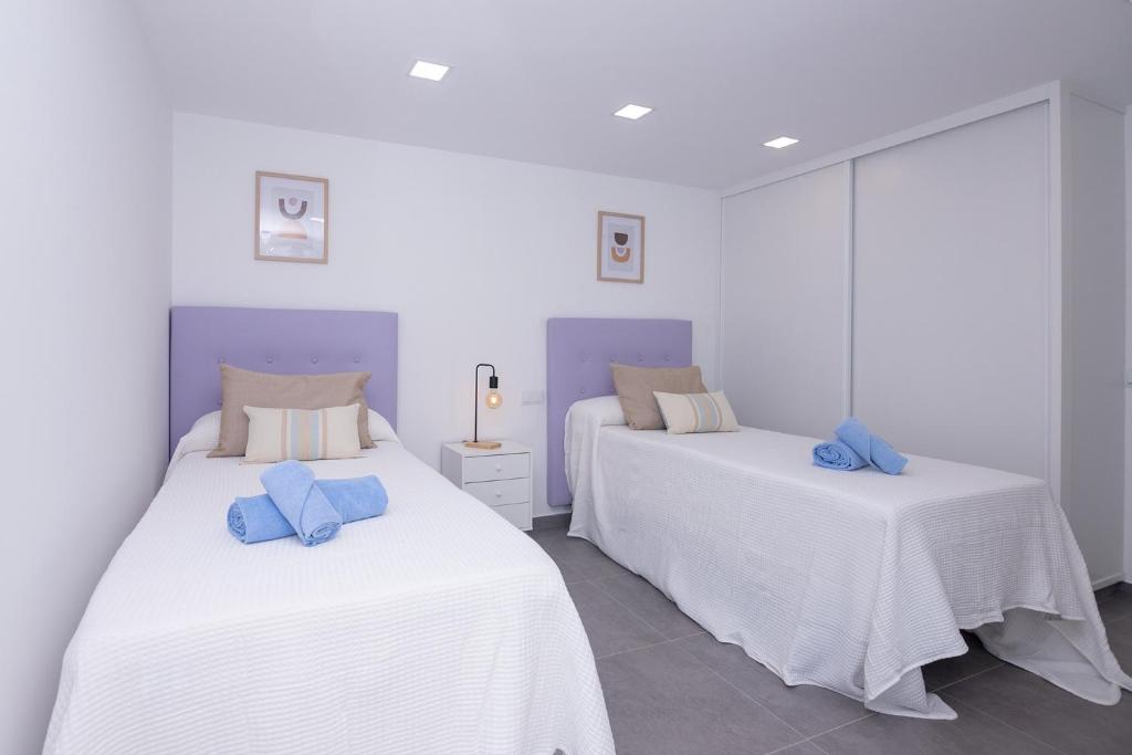 Postel nebo postele na pokoji v ubytování Apartment Holiday 2 Beachfront Corralejo By Holidays Home