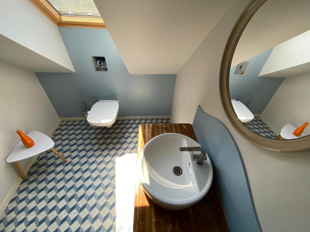 La salle de bains est pourvue d'un lavabo et d'un miroir. dans l'établissement Hatablak Köveskál, à Köveskál