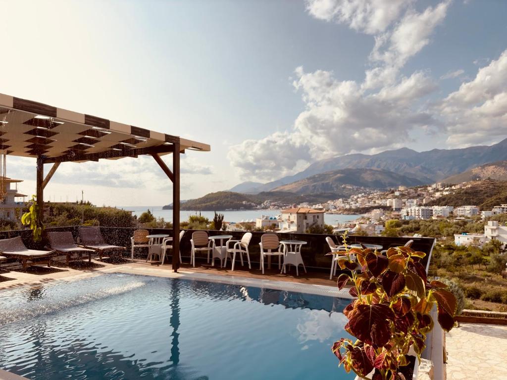 una piscina con vistas a la ciudad en Villa Merkuri en Himare