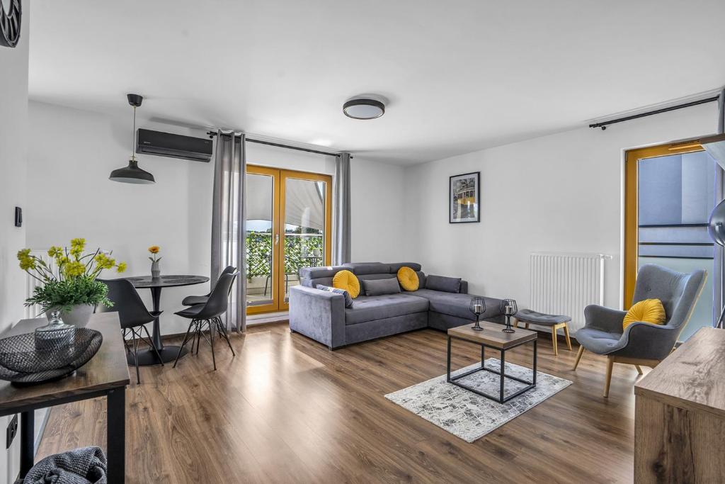 a living room with a couch and a table at Konstancin-Jeziorna Modern Apartment in Konstancin-Jeziorna
