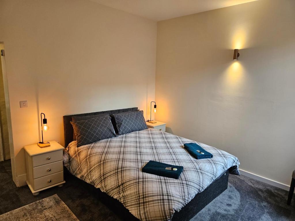 Un dormitorio con una cama con dos bolsas. en Carlisle City Centre The Gavel en Carlisle