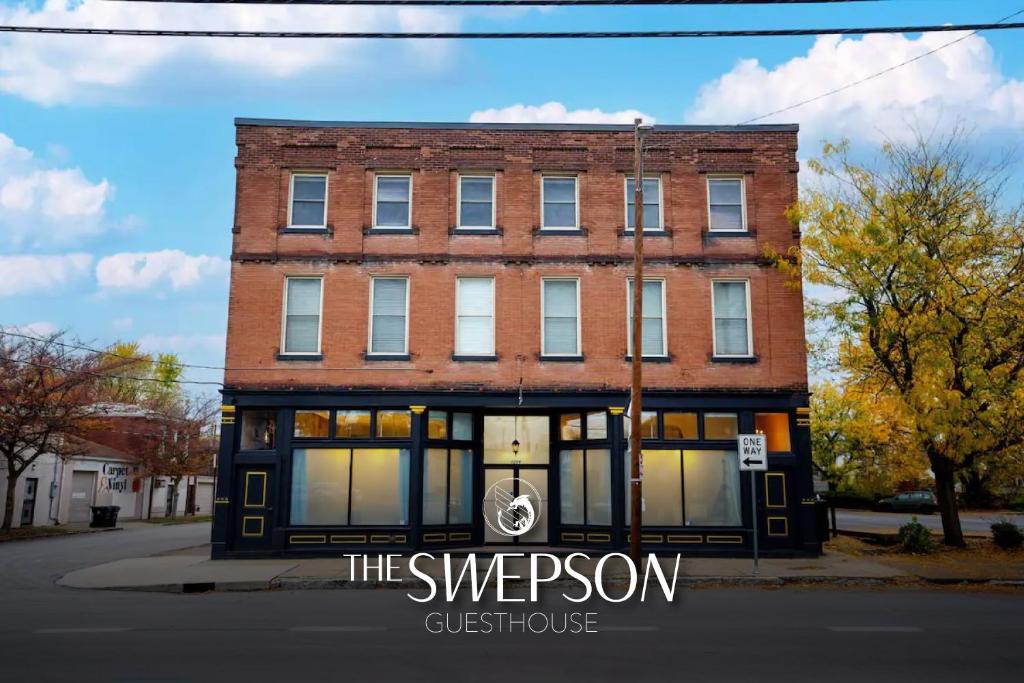 Un edificio con un cartel en el frente. en Swepson Guesthouse KING Sleep42 15BR 10BA 22Beds, en Louisville