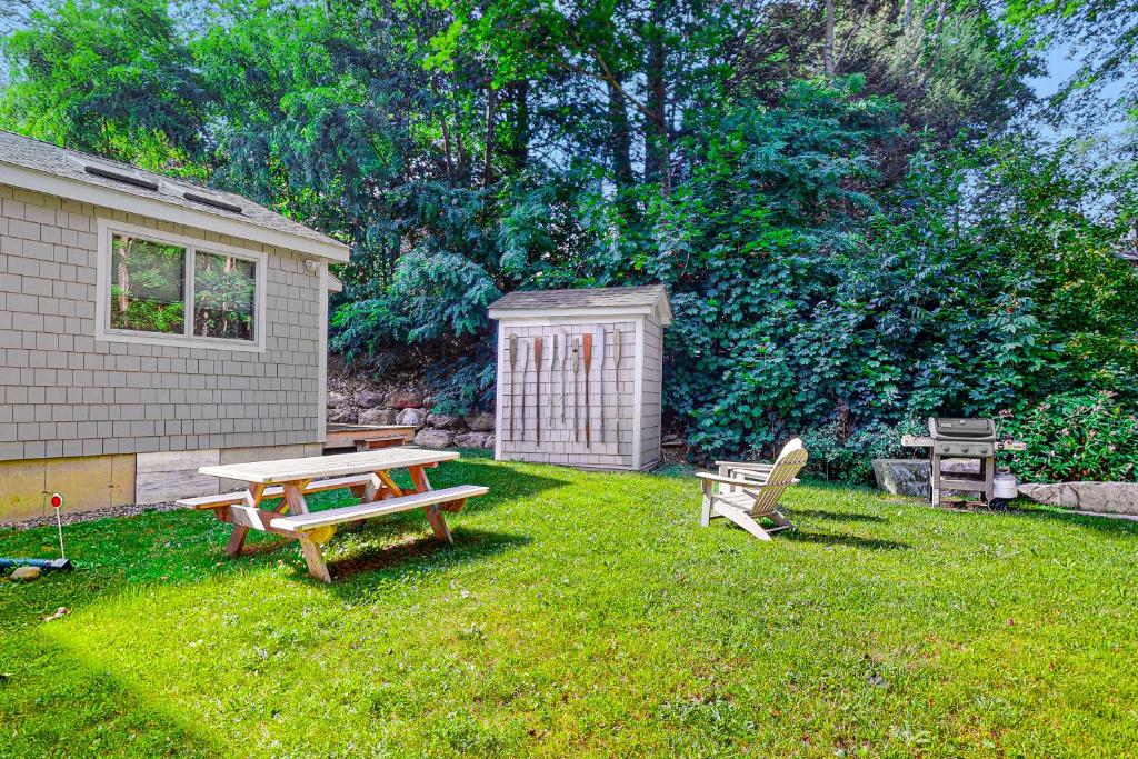 a backyard with a picnic table and a bench at Harborwalk Studio in Camden