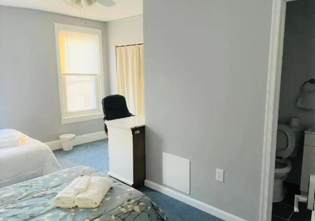Oui on Ludlow - Entire House and Private Rooms in University City - 