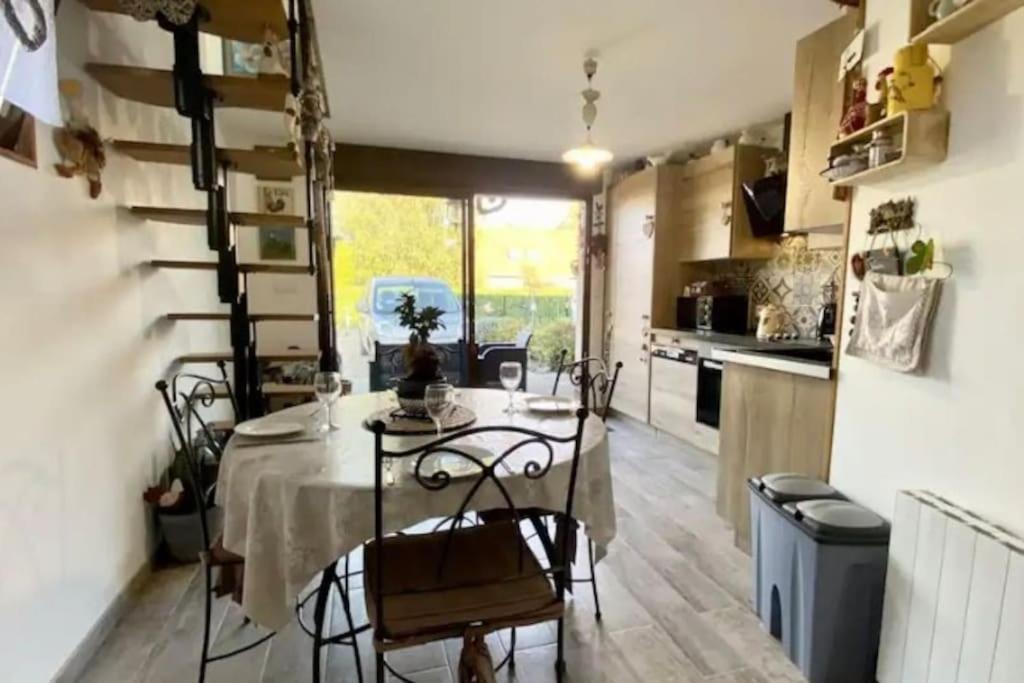 a kitchen with a table and chairs in a room at Les Anatidés, Quend in Quend