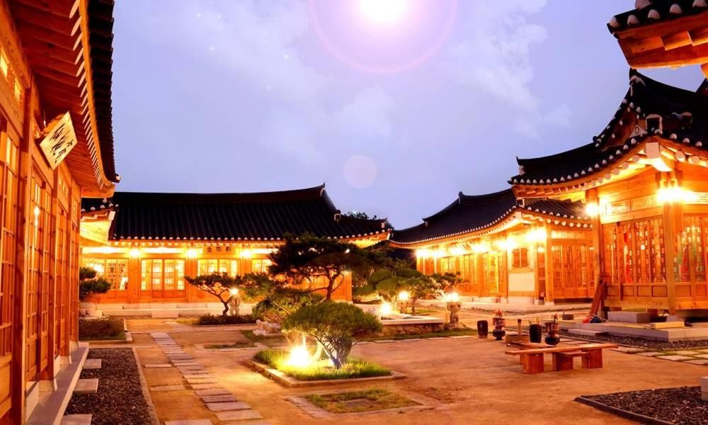 慶州的住宿－Hwangnamguan Hanok Village，庭院里晚上灯火通明的建筑