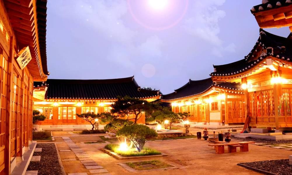 ein Gebäude mit Lichtern in einem Innenhof in der Nacht in der Unterkunft Hwangnamguan Hanok Village in Gyeongju