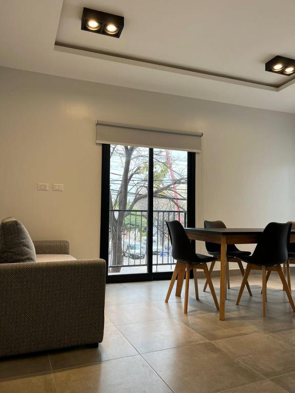 a living room with a couch and a table and chairs at MODERNO DEPARTAMENTO PARA 3-4 PERSONAS, MUY BIEN UBICADO in Santiago del Estero