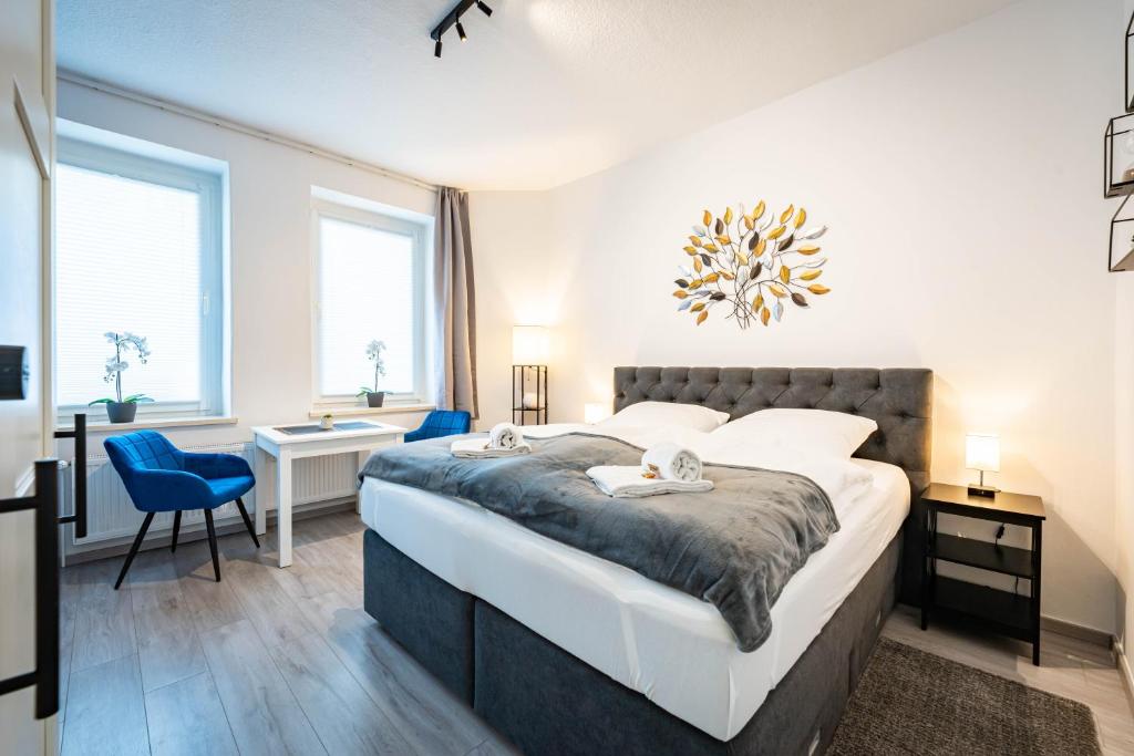 Giường trong phòng chung tại APARTMENTO blue Magdeburg - Zentral - WiFi - Netflix