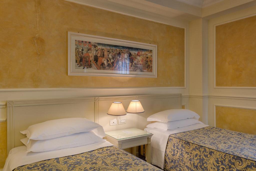 A bed or beds in a room at Hotel Continental Brescia