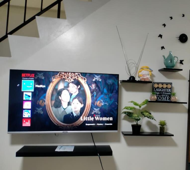een flatscreen-tv zittend op een muur bij Miestee's Sweet Home in Lapu Lapu City