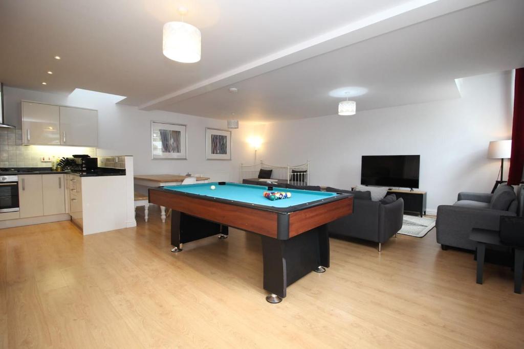 Foto sihtkohas Cheltenham asuva majutusasutuse HUGE WOW FACTOR CENTRAL CHELTENHAM ABODE WITH POOL-TABLE AND PARKING galeriist