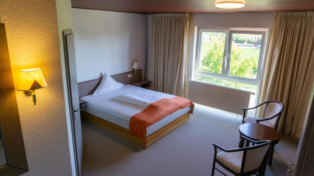 Postel nebo postele na pokoji v ubytování Leipziger Hotel