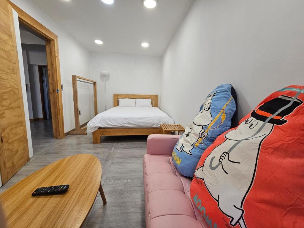 Postel nebo postele na pokoji v ubytování Today Jeju Yongdam