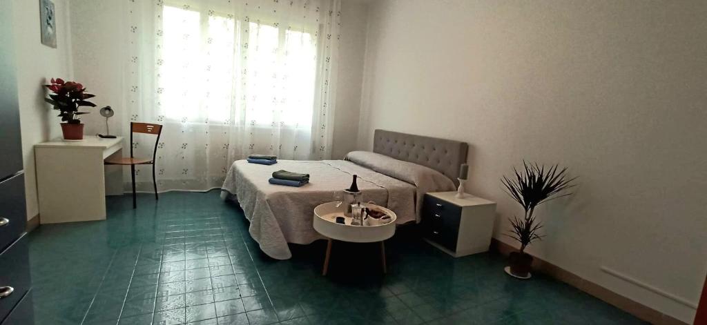 - une chambre avec un lit et une télévision dans l'établissement Casa A.N.N.E., à Marghera