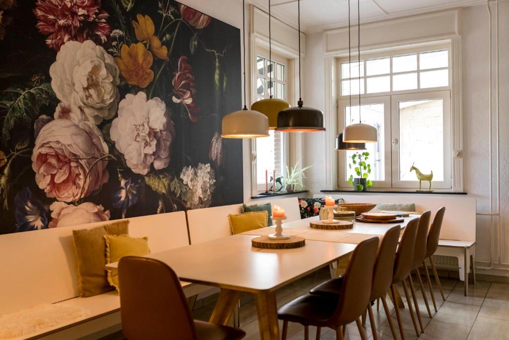 Et opholdsområde på VillaEnzo - ELEGANT HERENHUIS - 14P - 6SLPK - SAUNA - INFRAR CABINE - OFYR BBQ - 15MIN Maastricht