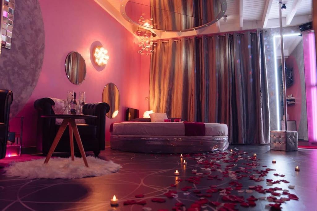 een woonkamer met een bank en een tafel met bloemen op de vloer bij Gîte 2 personnes pour une nuit en amoureux in Saint-Brevin-les-Pins