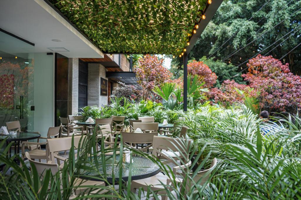 Taman di luar First Class Hotel
