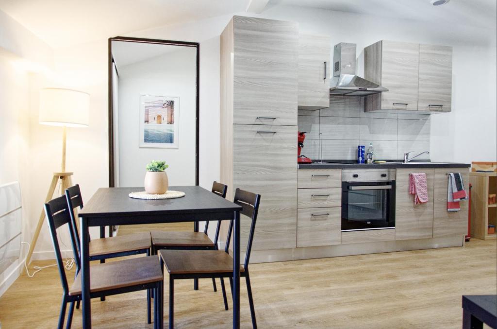 Virtuvė arba virtuvėlė apgyvendinimo įstaigoje Le St Apollinaire n°3 - Ma Cabotte