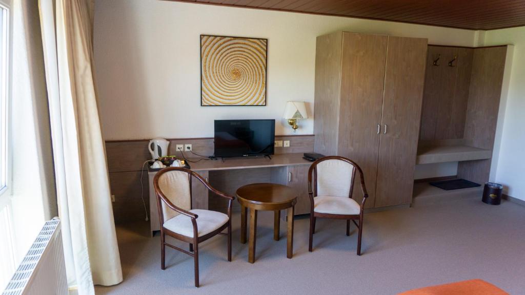 TV a/nebo společenská místnost v ubytování Leipziger Hotel