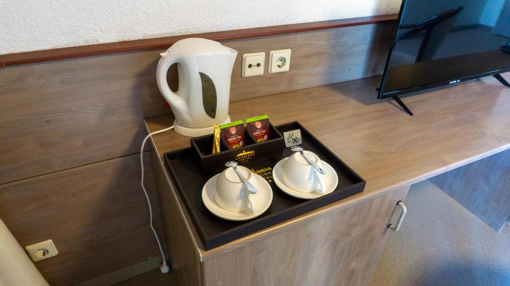 Příslušenství pro přípravu čaje a kávy v ubytování Leipziger Hotel