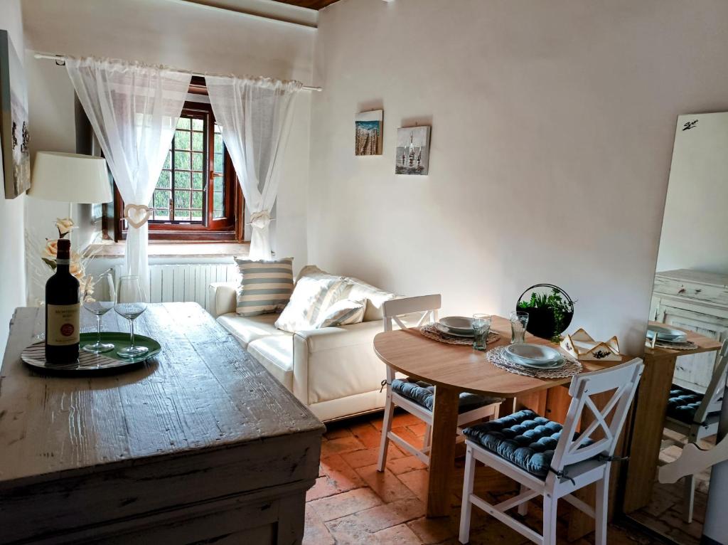 een woonkamer met een tafel en een bank bij Casa Vacanze Garibaldi in Spoleto