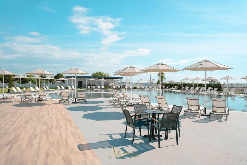 Bazén v ubytování Adamas Resort & Hotel nebo v jeho okolí
