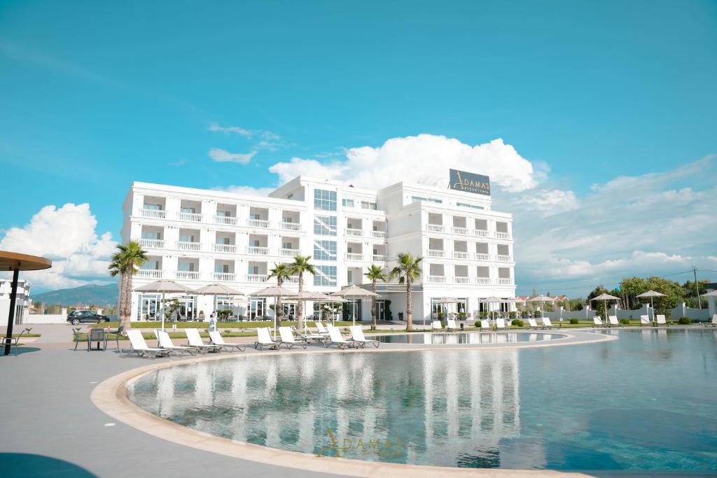 Bazén v ubytování Adamas Resort & Hotel nebo v jeho okolí