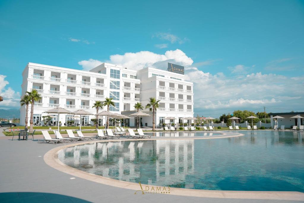 Bazén v ubytování Adamas Resort & Hotel nebo v jeho okolí