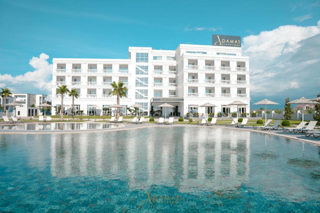 Bazén v ubytování Adamas Resort & Hotel nebo v jeho okolí