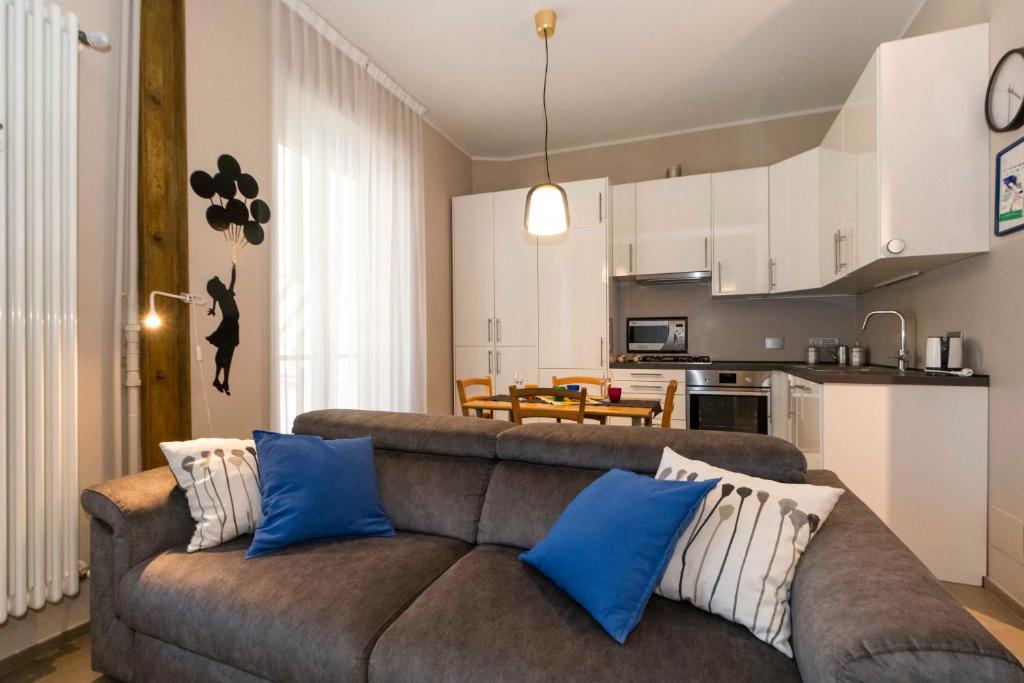 un soggiorno con divano e cucina di NEW! Apt x4 a 1km from Don Bosco Bus Station! a Torino