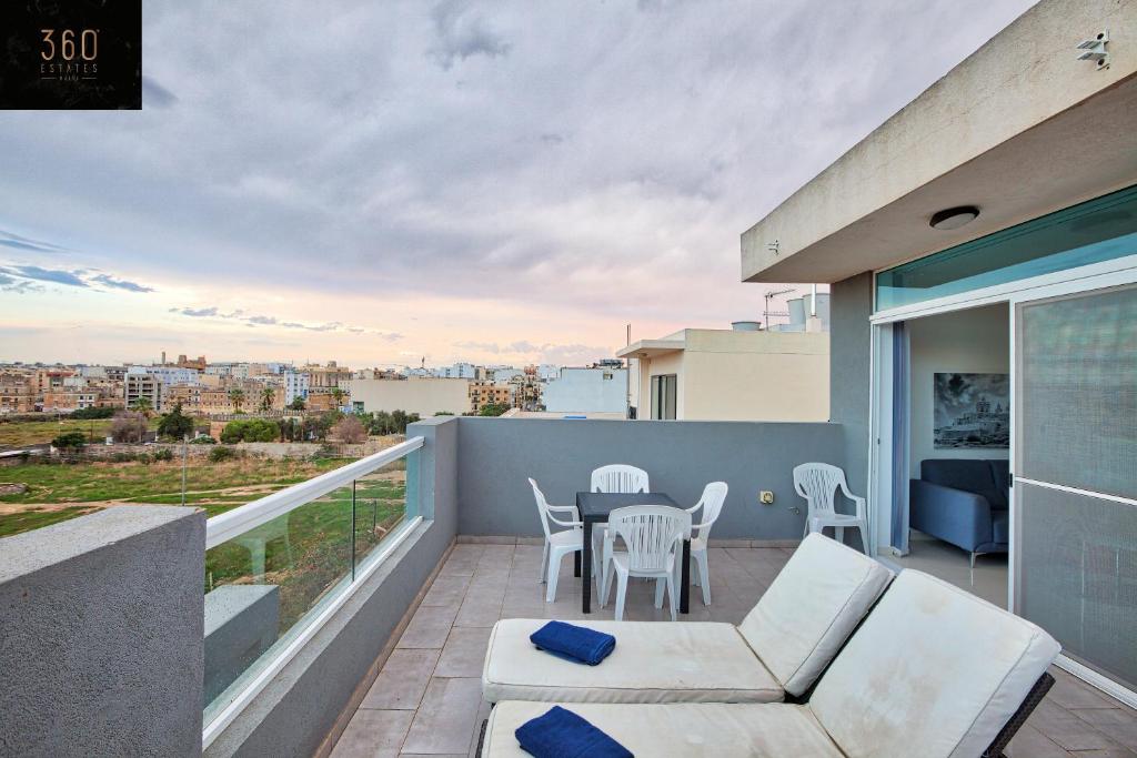 Beautiful, 2BR Penthouse with large balcony + BBQ by 360 Estates, Il ...