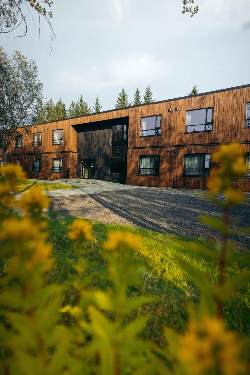 un grande edificio in mattoni con un grande garage di Blue Hotel Fagrilundur - On The Golden Circle a Reykholt