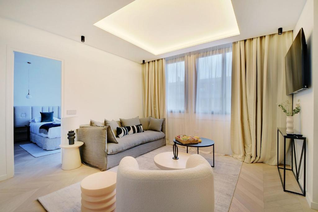 un salon avec un canapé et une télévision dans l'établissement Cosy apartment 2BR-6P Champs Elysées, à Paris