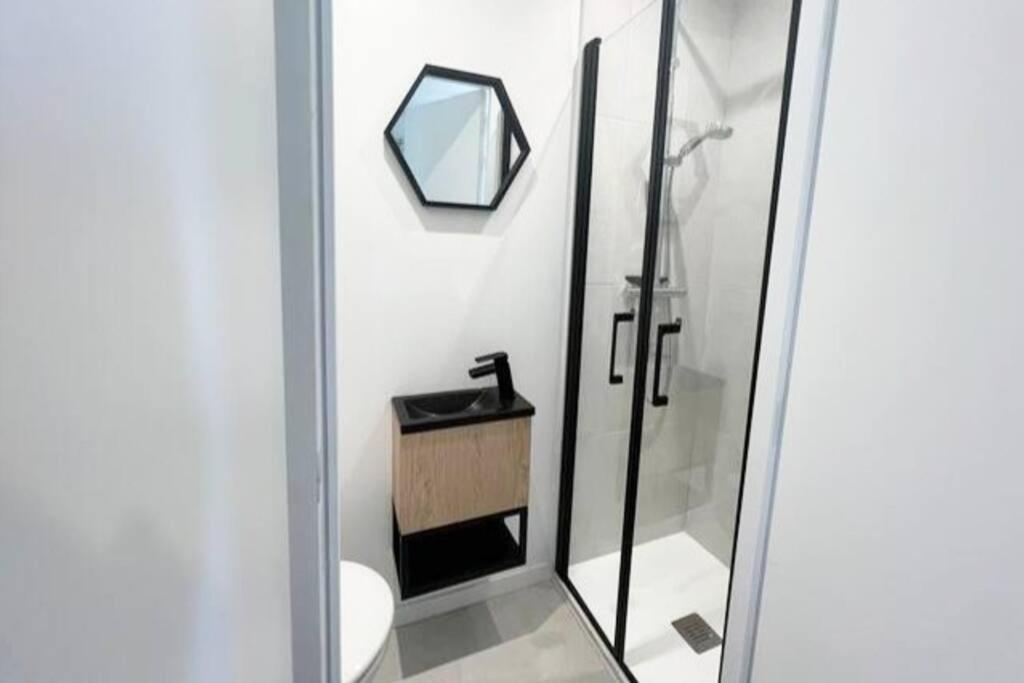 a bathroom with a sink and a mirror at Studio 1 Ananas cosy proche plages et commerces in Saint-Nazaire