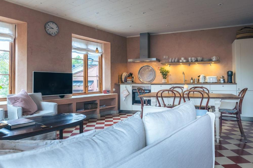 uma sala de estar com um sofá e uma mesa em Vaxholm Apartment em Vaxholm