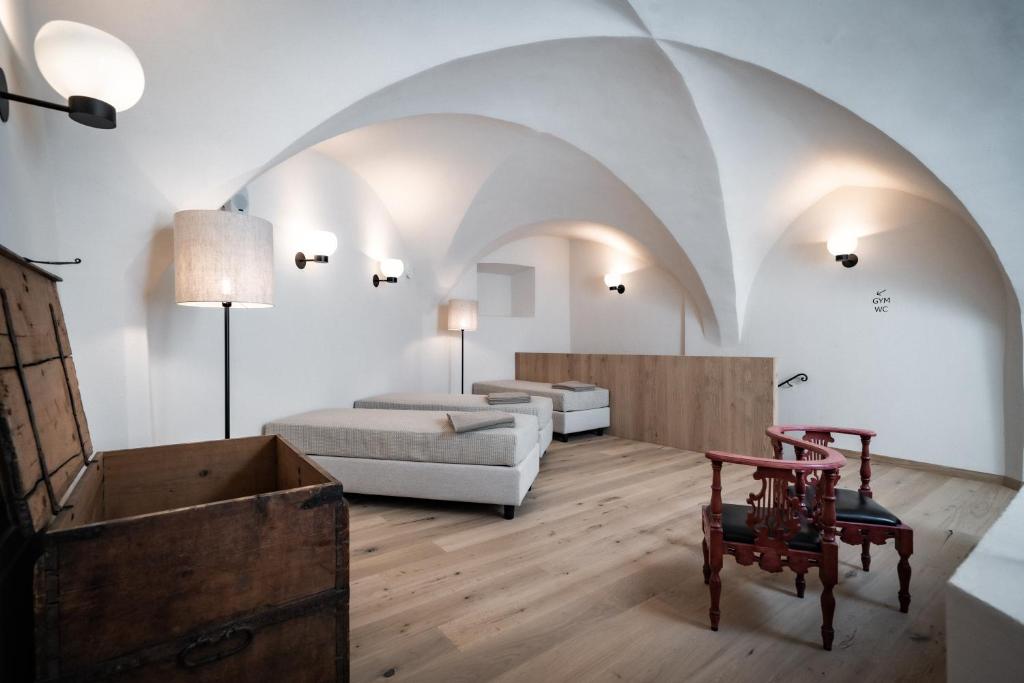 uma sala de estar com um tecto arqueado e um sofá em ADLER Historic Guesthouse em Bressanone