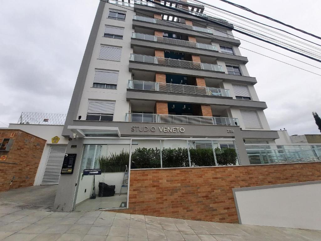 un grand bâtiment avec un panneau indiquant subo krizko dans l'établissement Apartamentos próx a UFSC - SVE, à Florianópolis
