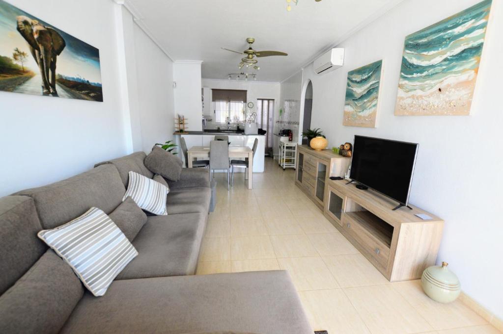 TV a/nebo společenská místnost v ubytování Sucina 2 Bed Bungalow walking distance of tow