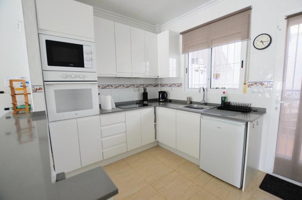 Kuchyň nebo kuchyňský kout v ubytování Sucina 2 Bed Bungalow walking distance of tow